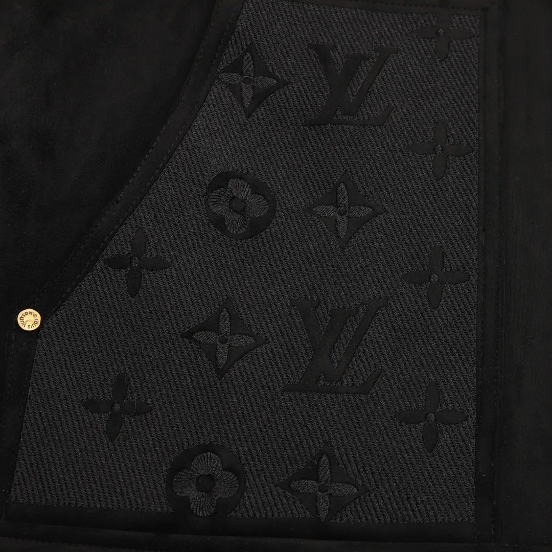 🅿️570 Louis Vuitton/Louis Vuitton embossed embossed fur collar denim jacket Originally purchased for 26,800, the fabric is made of 7*7 count combed siro spinning and thickened 480g twill denim fabric. There are hidden engraved button closures under the front placket. Monogram element pockets are integrated into the front panel into the leisurely workwear silhouette. Jacquard details are aligned and embossed. The pattern is clear, and two sets of aluminum molds are made for the two embossing areas. A set of molds is made for each code according to the size of the embossing on the two sides of the front panel. After high-temperature pressing, each pattern is manually filled with silicone to prevent dents. The washing process uses a combination of multiple processes such as heavy fermentation, washing and frying, spraying maliu, etc. Classic denim lapel design, straight hem design, all accessories and zipper hardware are all customized in matching bronze and distressed colors, the lining is customized with patches, and the fur collar is a detachable high-quality sheep collar to achieve perfect consistency. Size: XS-L